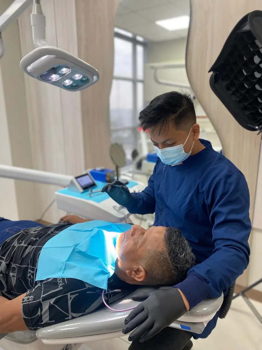 El Dr. Julio Molina atendiendo a un paciente en su consultorio de Guayaquil
